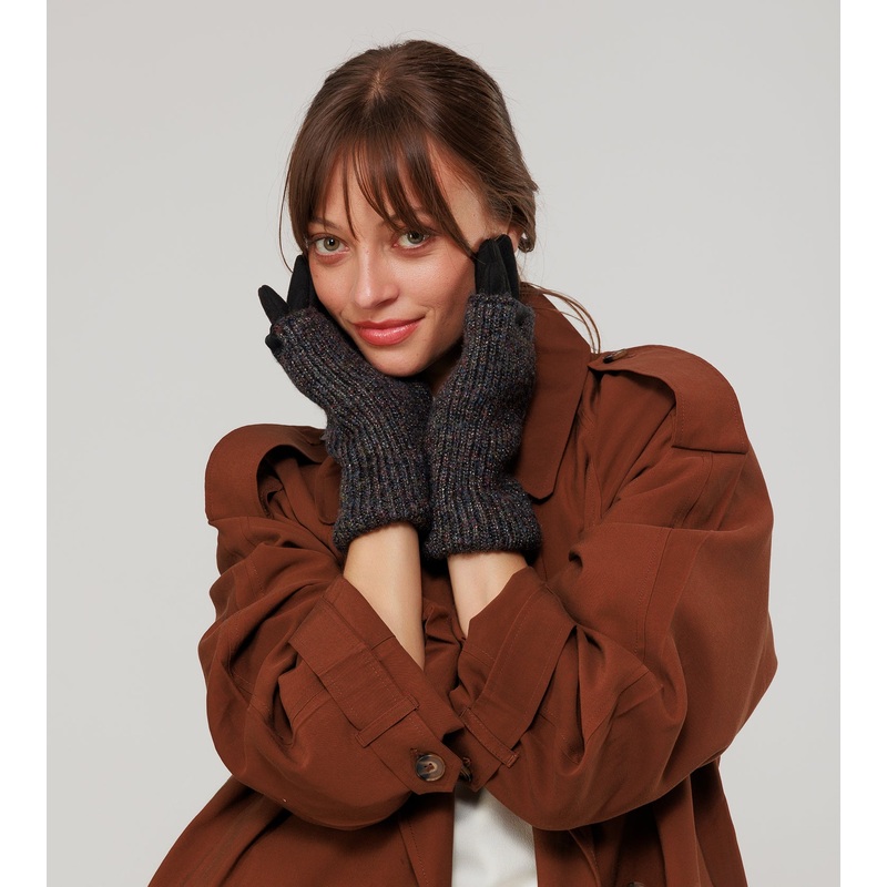 Black extendable gloves