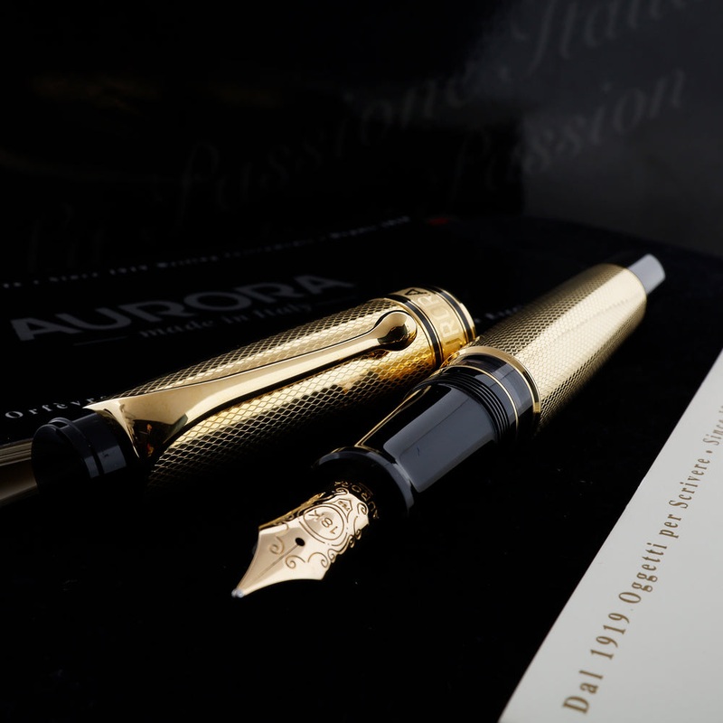 Aurora Optima Oro Massiccio Jewelry Collection Solid 18k Gold Fountain Pen - M